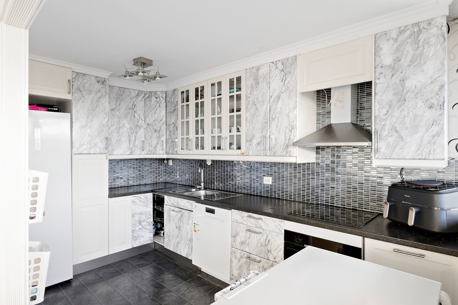 Kjøkkenet har god benkeplass, samt oppbevaringsmuligheter i skuffer og skap Galleribilde