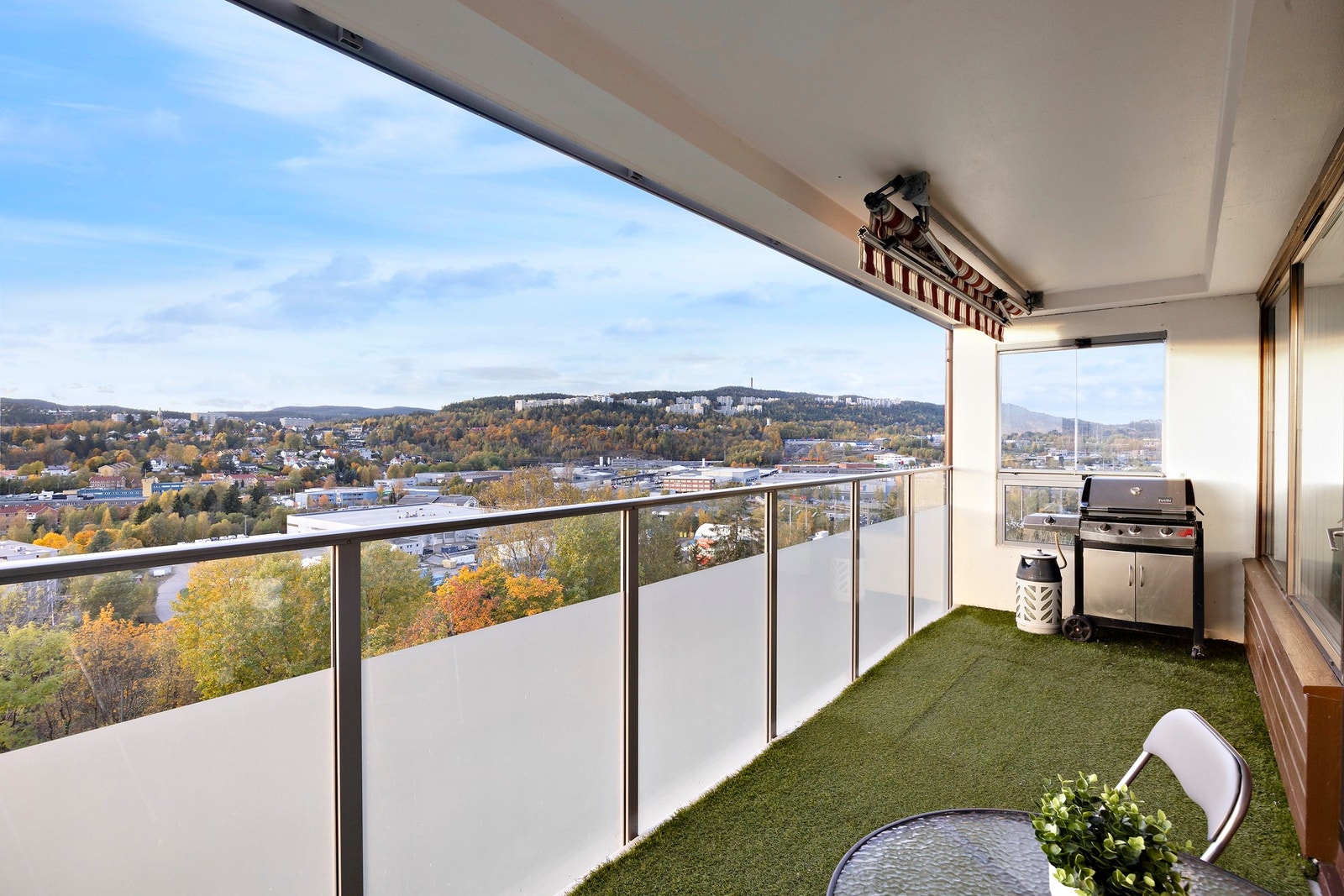 Her har du plass til sittegruppe, grill og tilhørende møblement Galleribilde