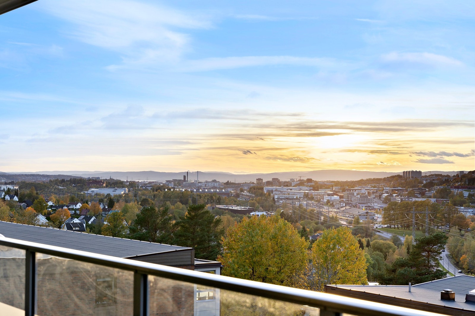 Balkongen har en fantastisk utsikt med solnedgangen i horisonten. Galleribilde