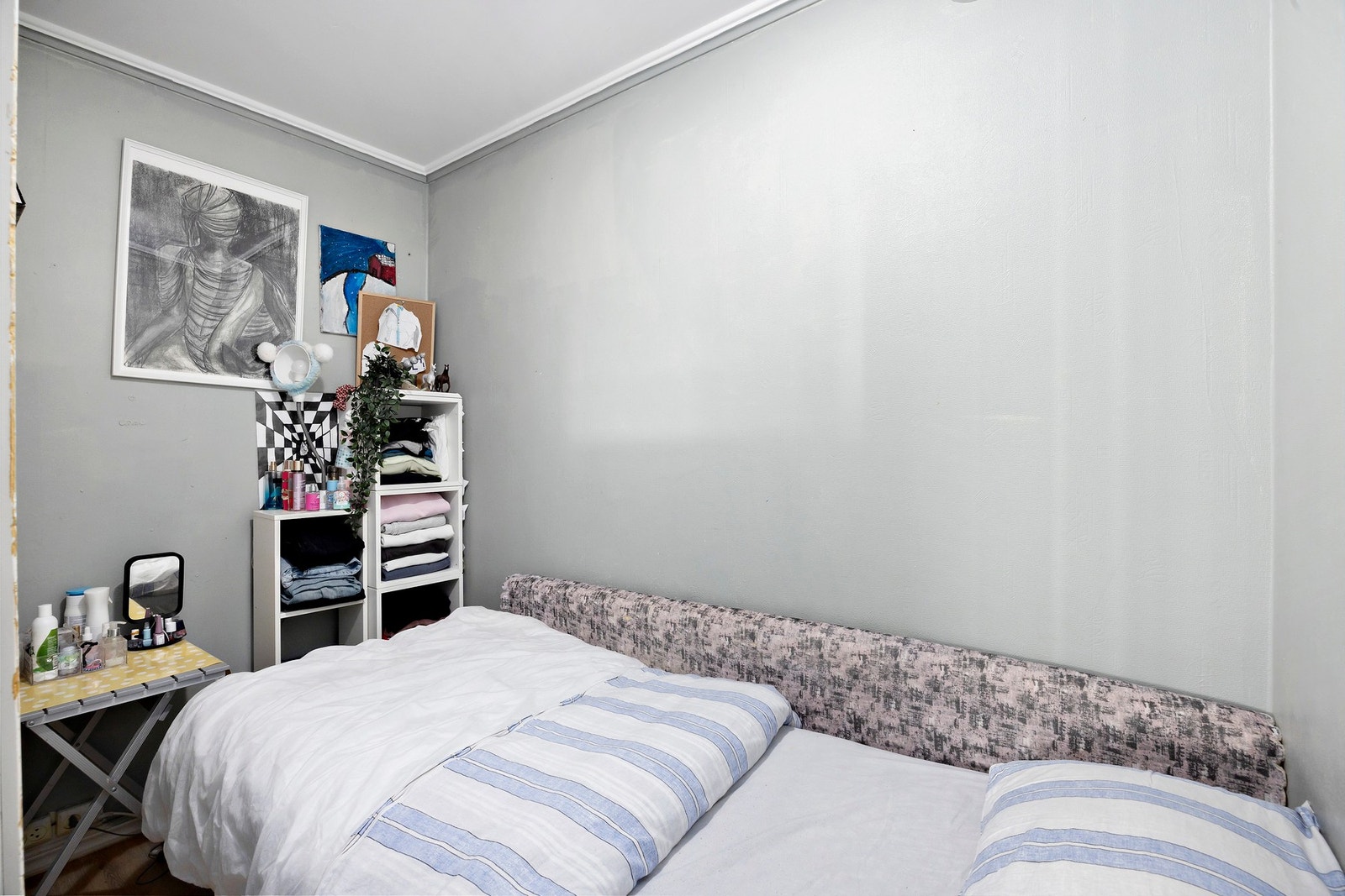 Innvendig bod - passer fint som klesrom eller til oppbevaring Galleribilde