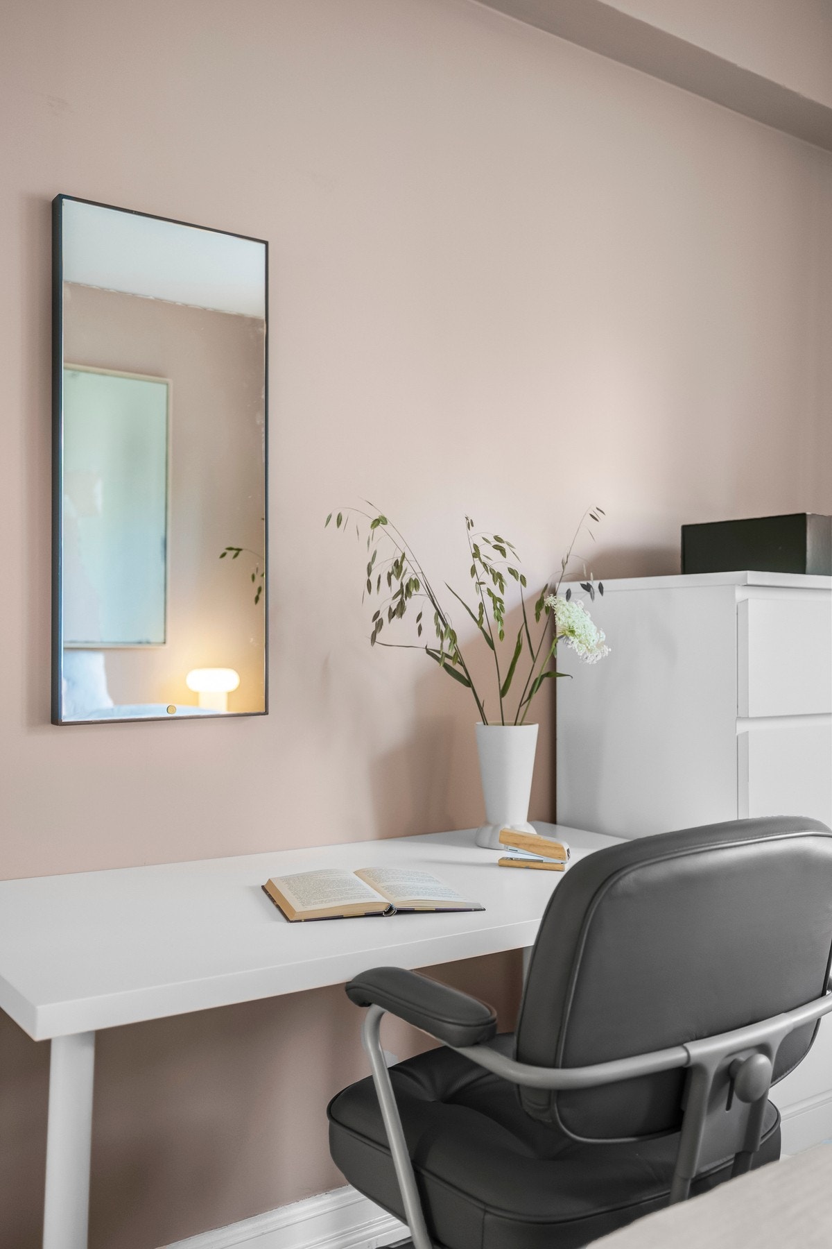 De malte overflatene og gulvbordene gir et rent og moderne uttrykk. Galleribilde