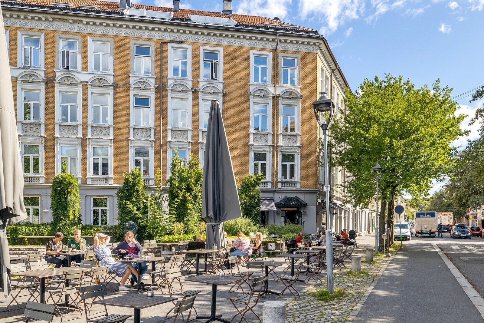Torshov har flere hyggelige serveringssteder, her her ved uteserveringen på Grisen. Galleribilde