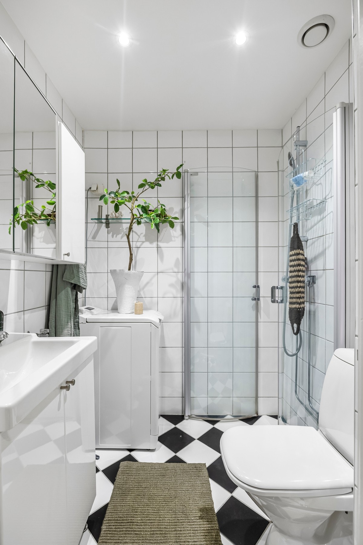 Rommet er utstyrt med servant med underskap, speilskap, dusj med innfellbare glassdører, toalett og opplegg for vaskemaskin - vaskemaskin medfølger. Galleribilde