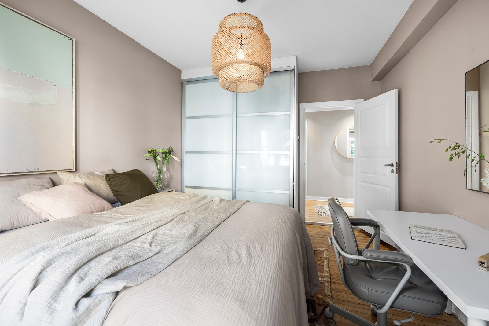 Skyvedørsgarderobe med frostede glassfronter gir god oppbevaringsplass. Galleribilde