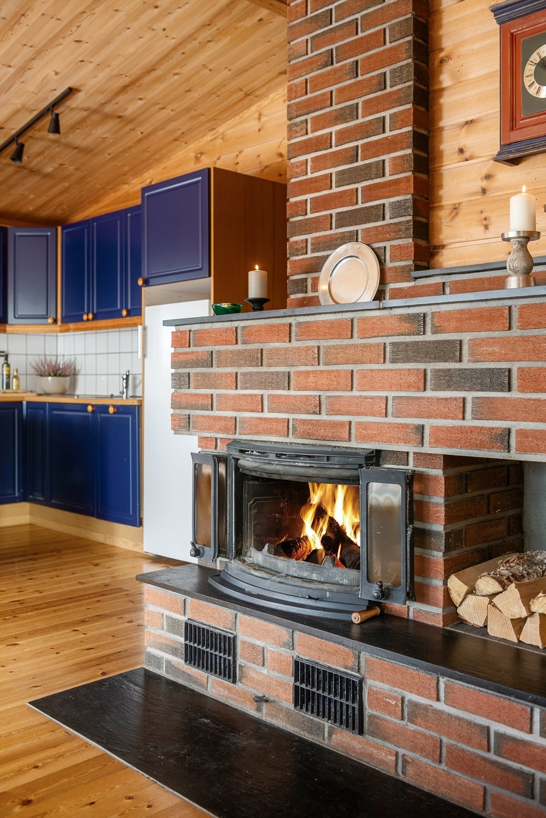 Stor teglsteins peis med innsats i stua gir ekstra god varme og skaper den rette, lune stemningen. Galleribilde