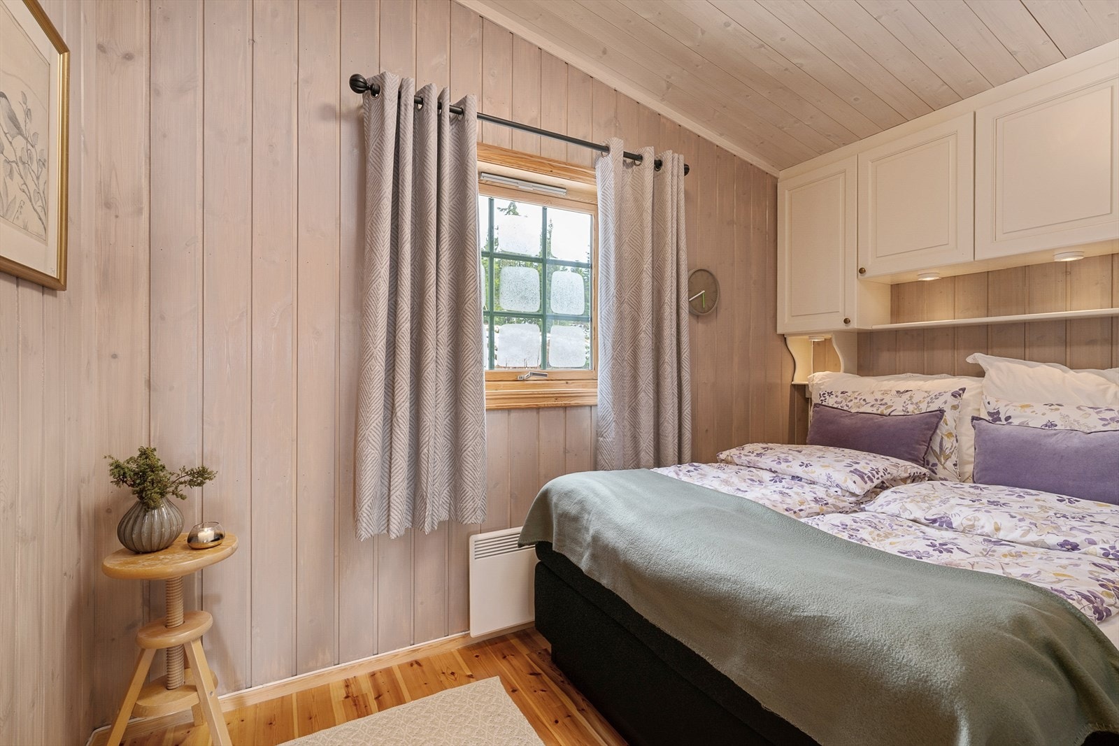 Hovedsoverommet er møblert med dobbeltseng og har en praktisk hylleløsning over sengen for oppbevaring. Galleribilde