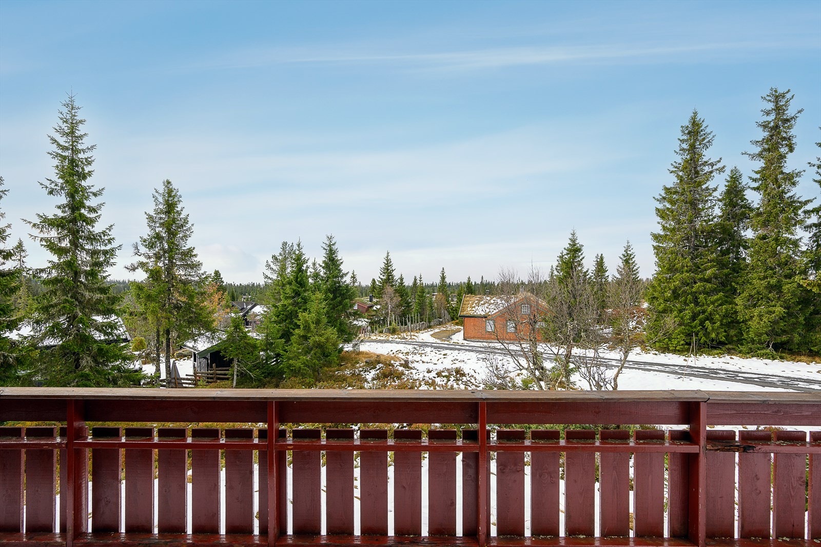 Utsyn fra terrassen. Hytta har en god intern beliggenhet. Fine solforhold. Galleribilde
