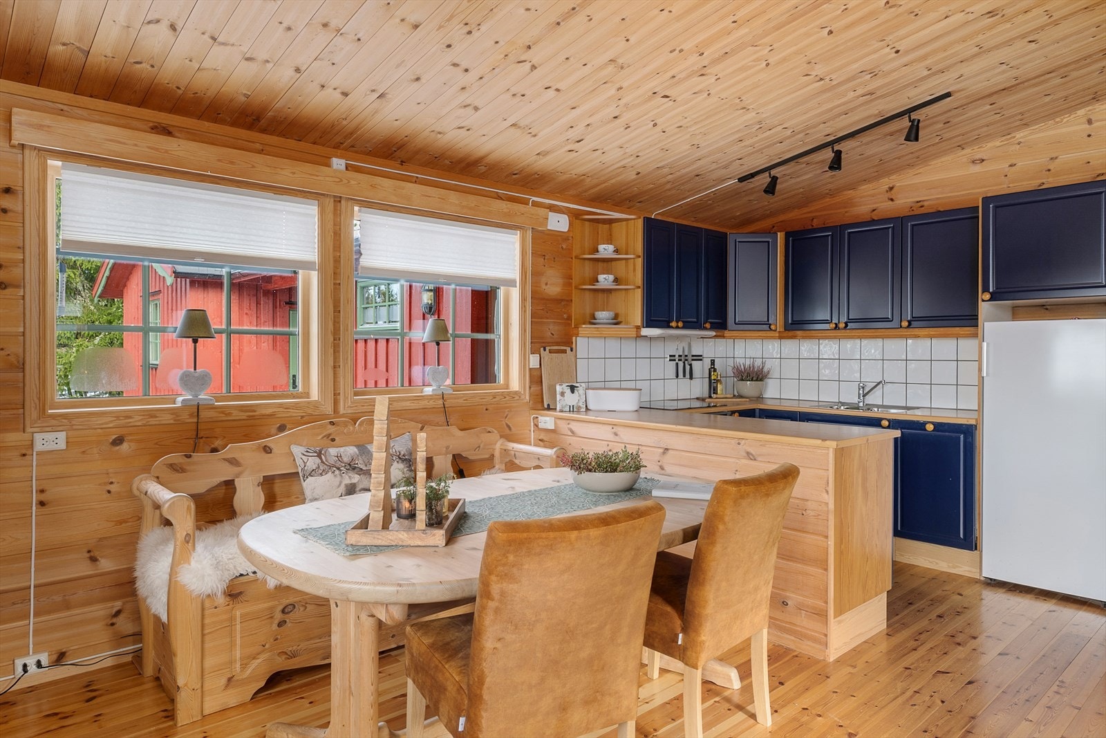 Koselig spiseplass i forlengelsen av kjøkkenet, perfekt for sosiale sammenkomster. Galleribilde