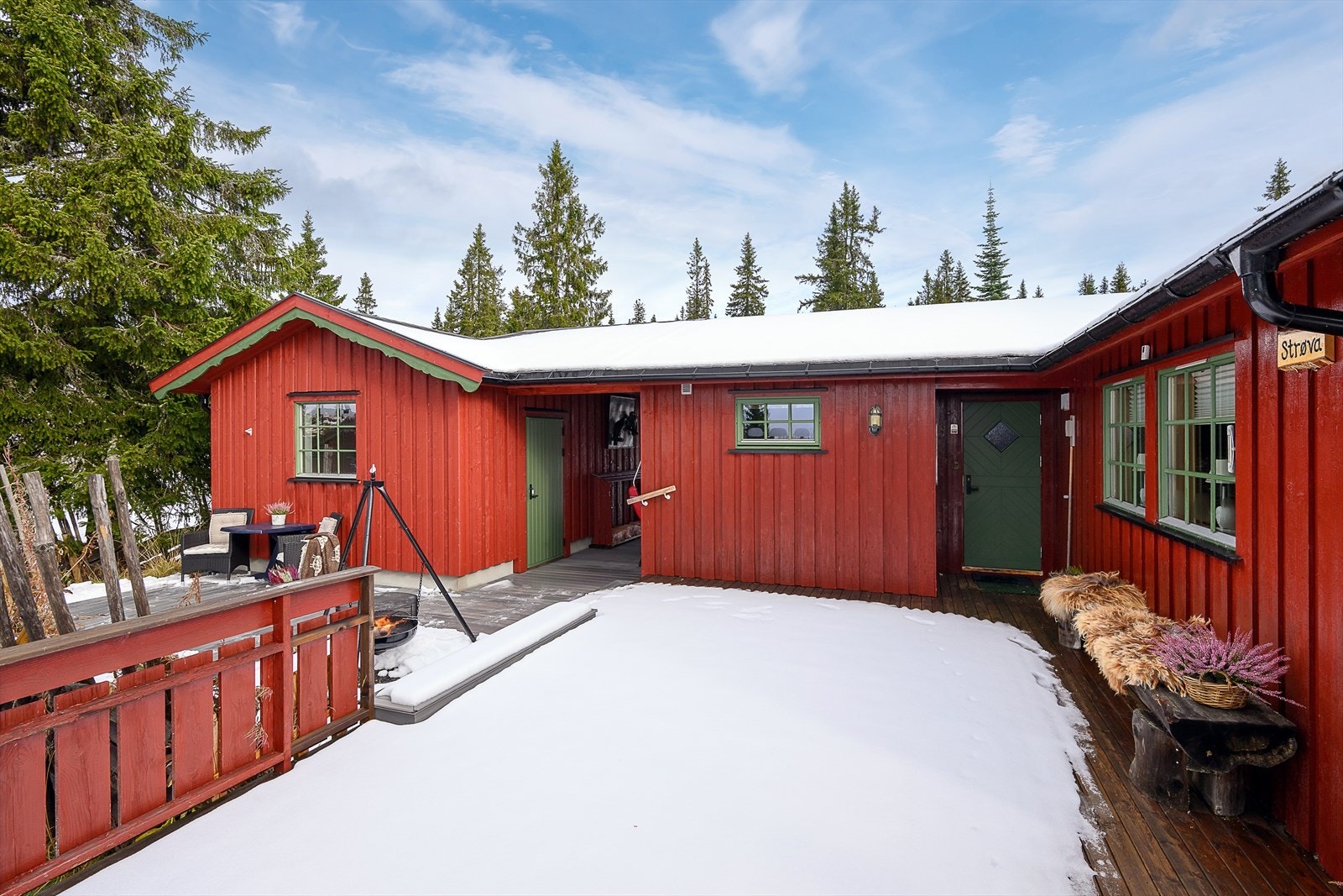 Den flott og romslige uteplassen innbyr virkelig til å nyte utelivet i hytteveggen. Gode møbleringsmuligheter og du sitter skjermet for vær og vind. Galleribilde