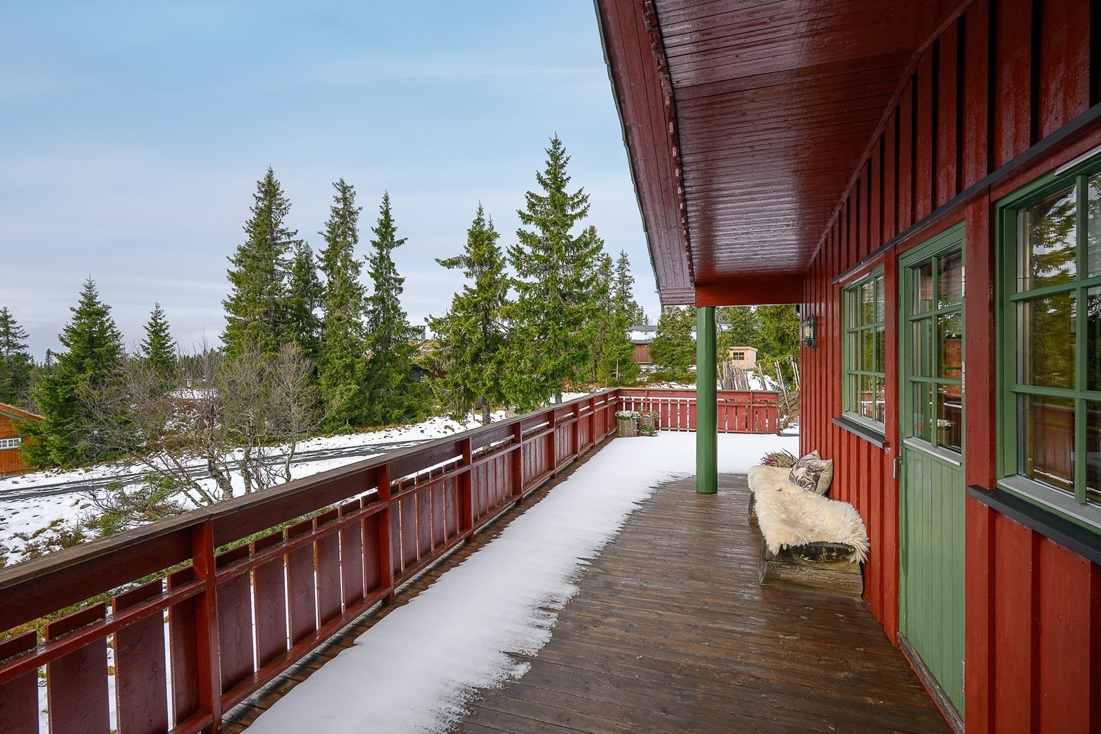 Utenfor stua er det også et lite overbygg over terrassen. Skjermer for vær og vind og øker bruksmulighetene. Galleribilde
