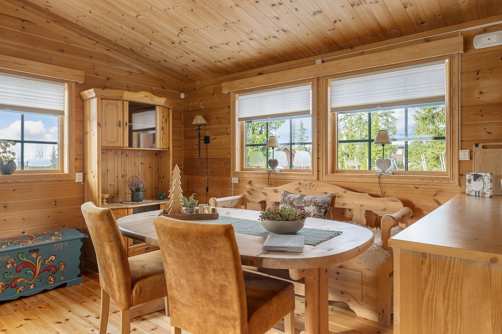 Koselig, lys og trivelig spiseplass i fint kontakt med kjøkkenet. Galleribilde