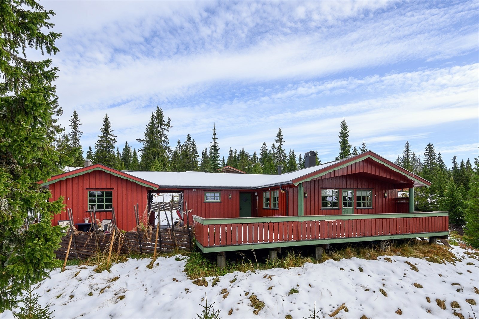 Eiendommen ligger fint til i terrenget med en god plassering i hyttefeltet. Den ligger langs en blindvei med forholdvis liten trafikk, noe som gjør området barnevennlig. Galleribilde