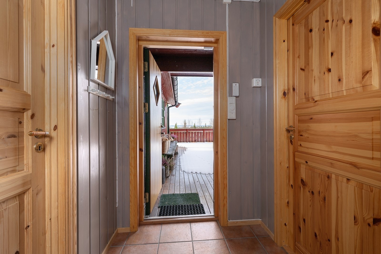 Den ytre gangen har fliser med varmekabler i gulv. Behandlet panel på veggene. Adkomst til soverom og rom innredet som soverom. Galleribilde