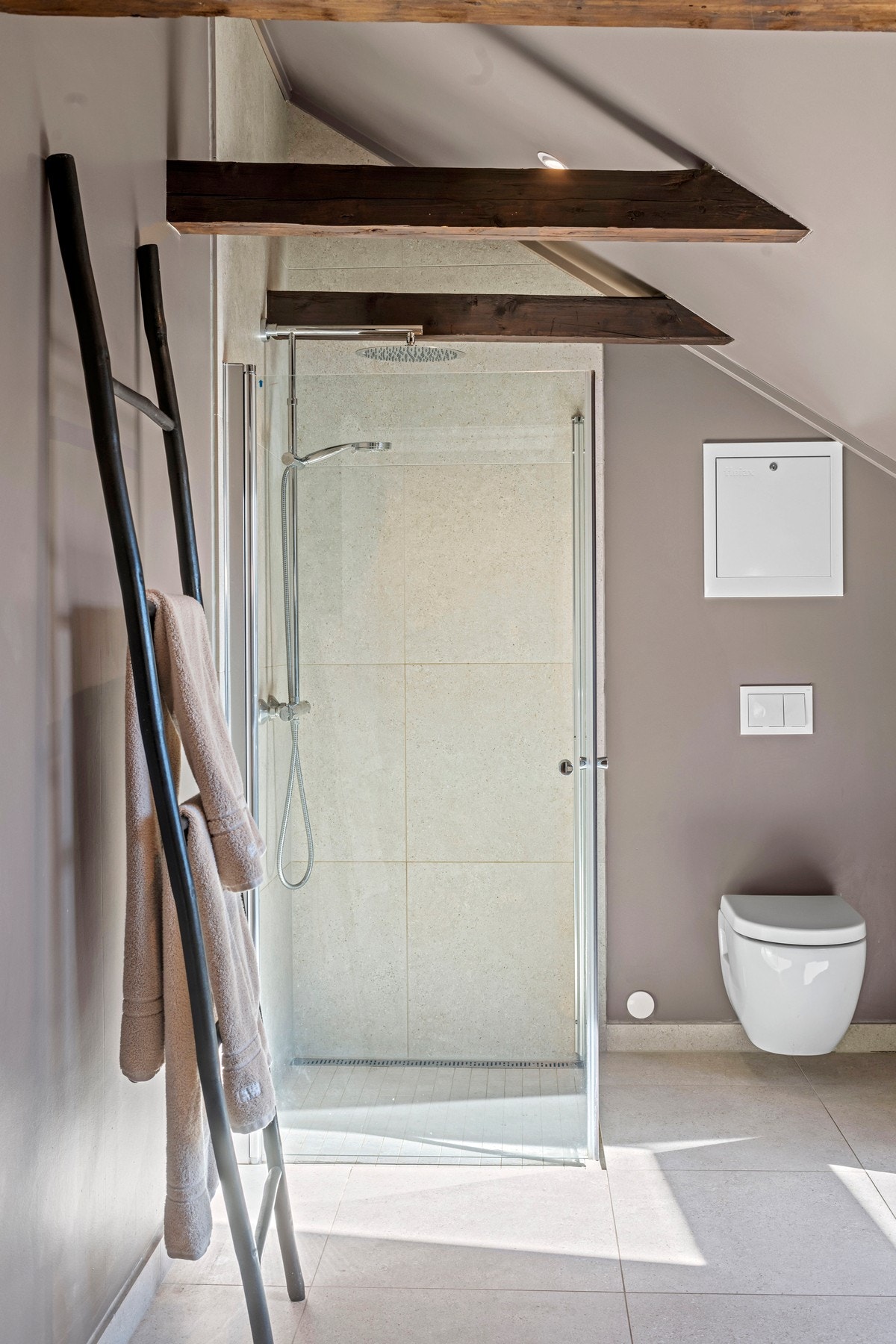 Det er varme i gulvet, og badet har også avtrekksvifte, veggmontert toalett og opplegg for vaskemaskin. Galleribilde