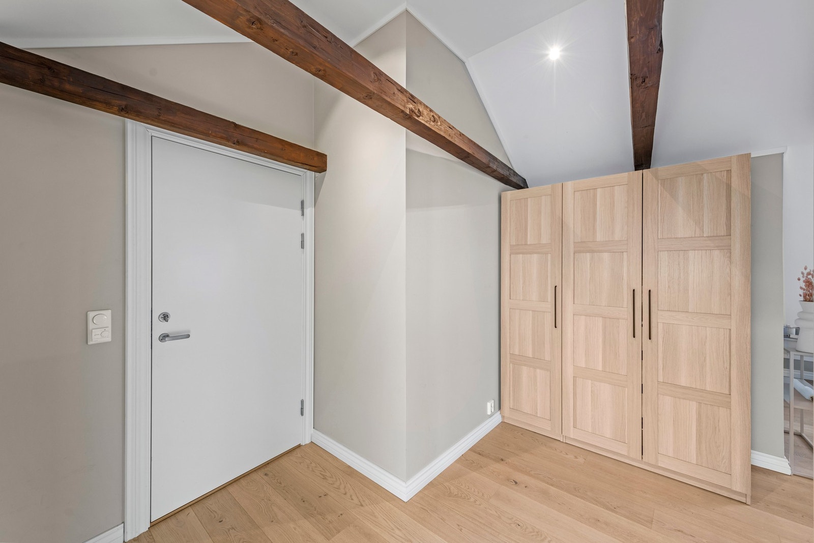 Du kommer inn til en smakfull entré når du kommer inn i leiligheten. Her har du plass til å henge fra deg yttertøy. Galleribilde