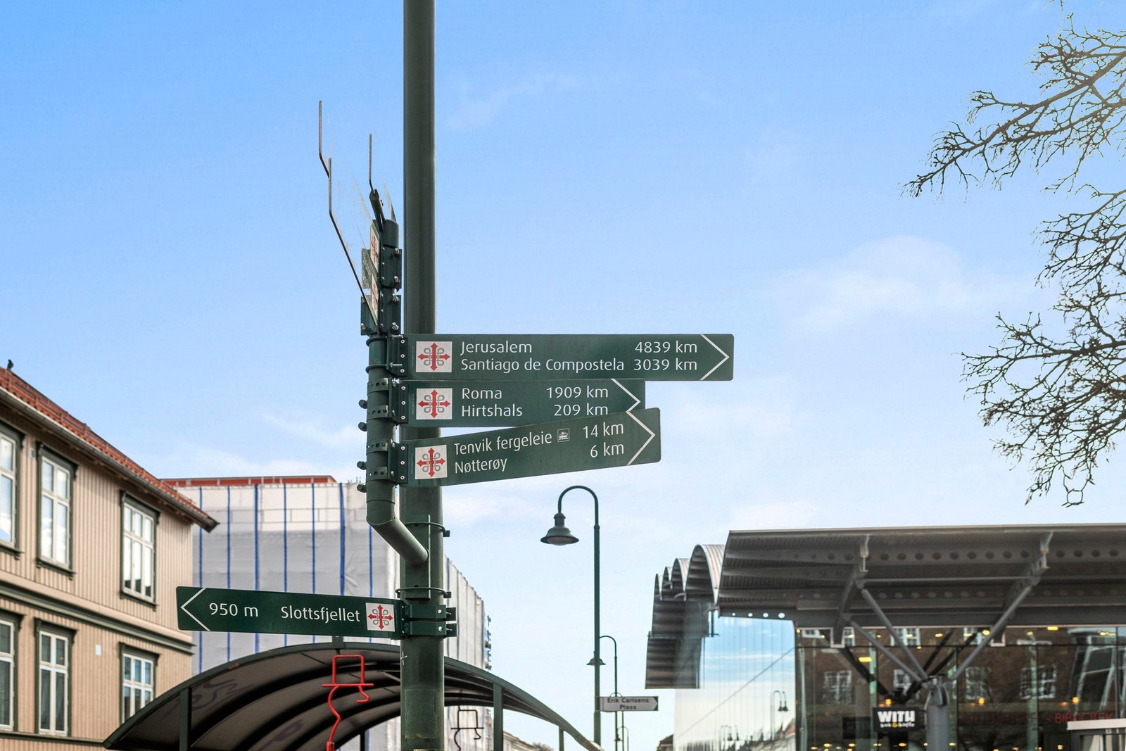 Eiendommen ligger sentralt og attraktivt midt i sentrum av Tønsberg. Fra leiligheten er det kort vei til alle sentrums fasiliteter som butikker, kino, kulturhus, svømmehall og flere idrettsanlegg. Galleribilde