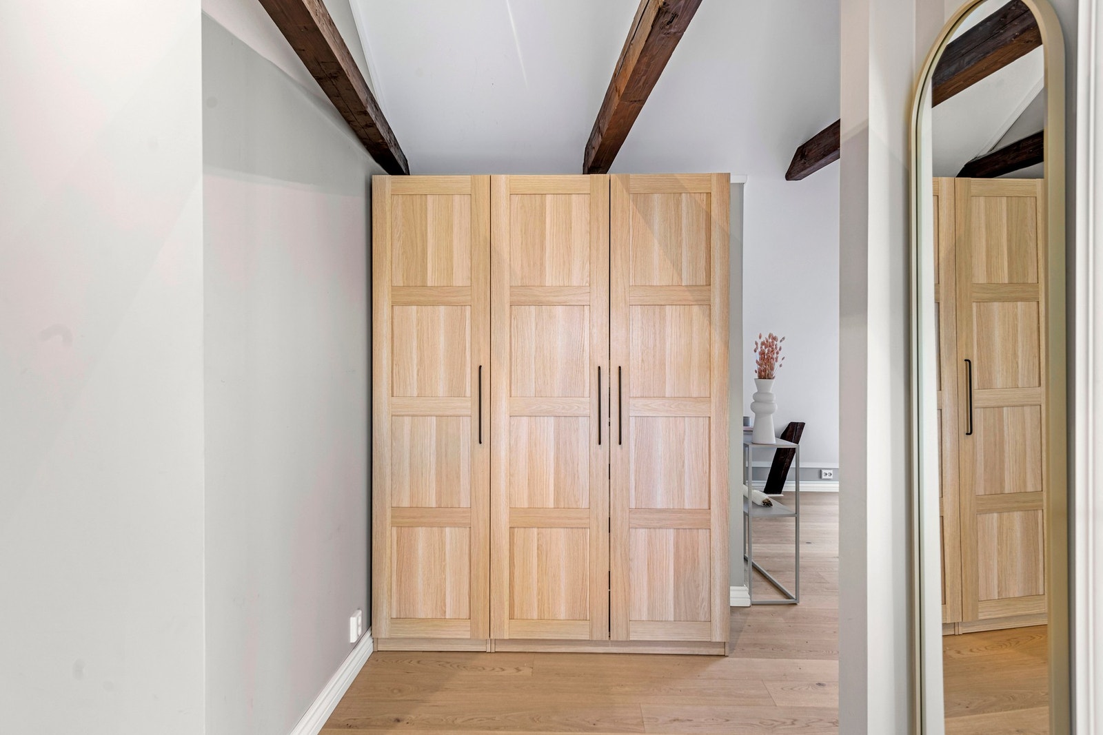 Entreen har plass for kommode, hylle, knaggrekke og/eller lignende. Galleribilde