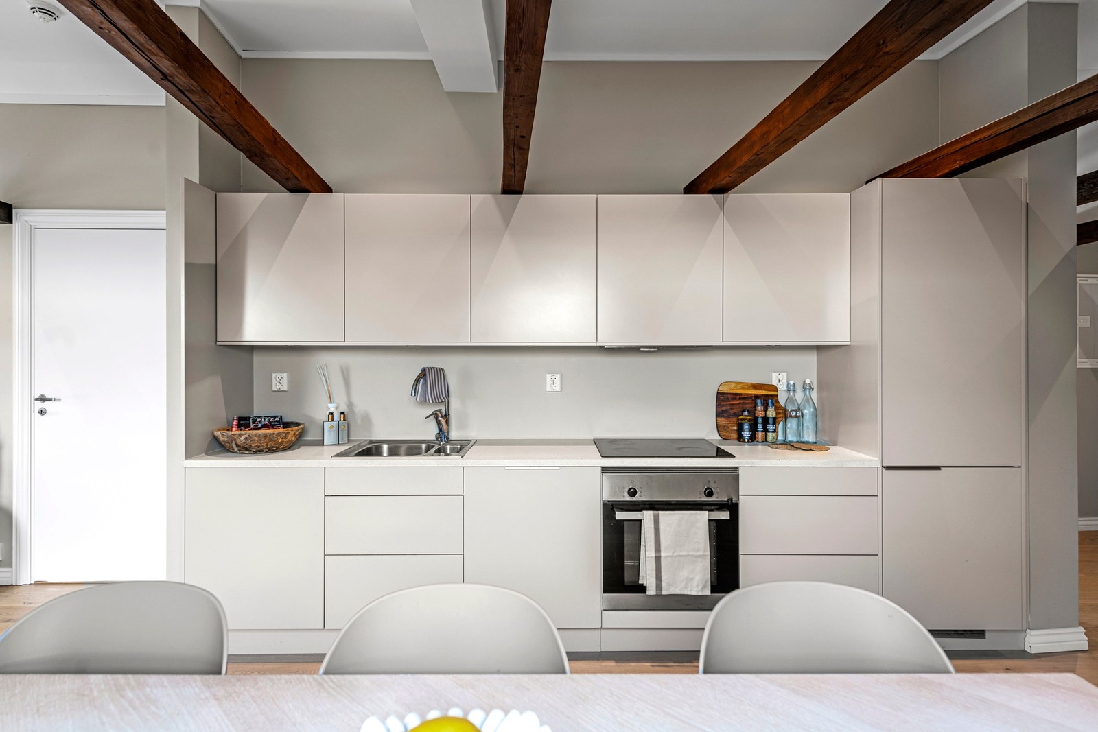 Kjøkkenet er fra Norema og har lyse, glatte fronter og en matchende benkeplate med nedfelt oppvaskkum. Galleribilde