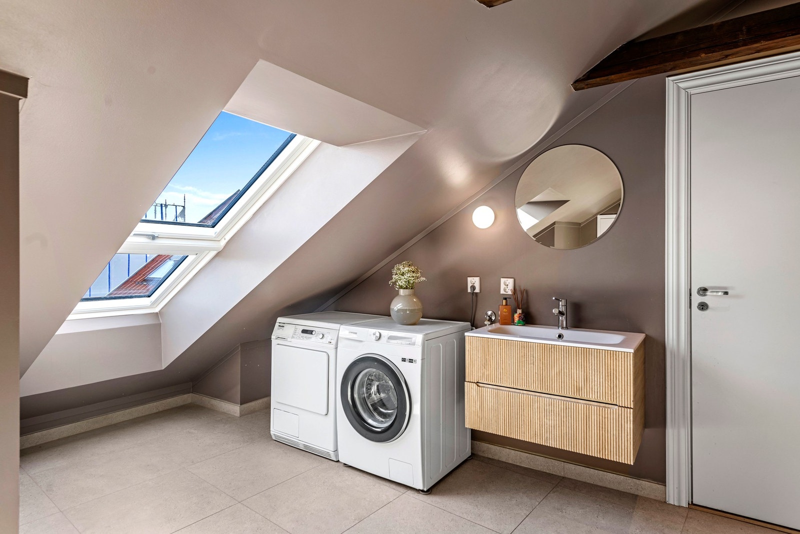 Innredningen er fra Bella og består av en heldekkende servant med underskuffer. Over servanten er det montert et rundt, elegant speil. Galleribilde