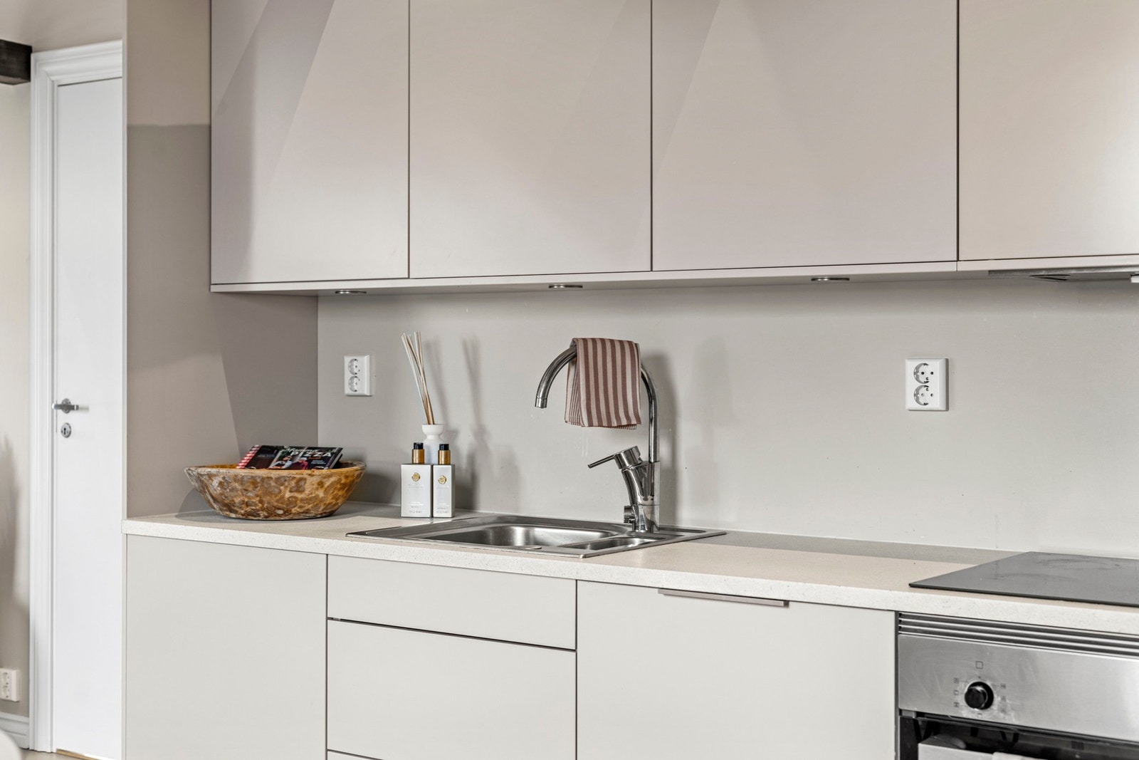 Hvitevarene er integrerte og består av stekeovn, platetopp, oppvaskmaskin og kjøle/fryseskap. Galleribilde