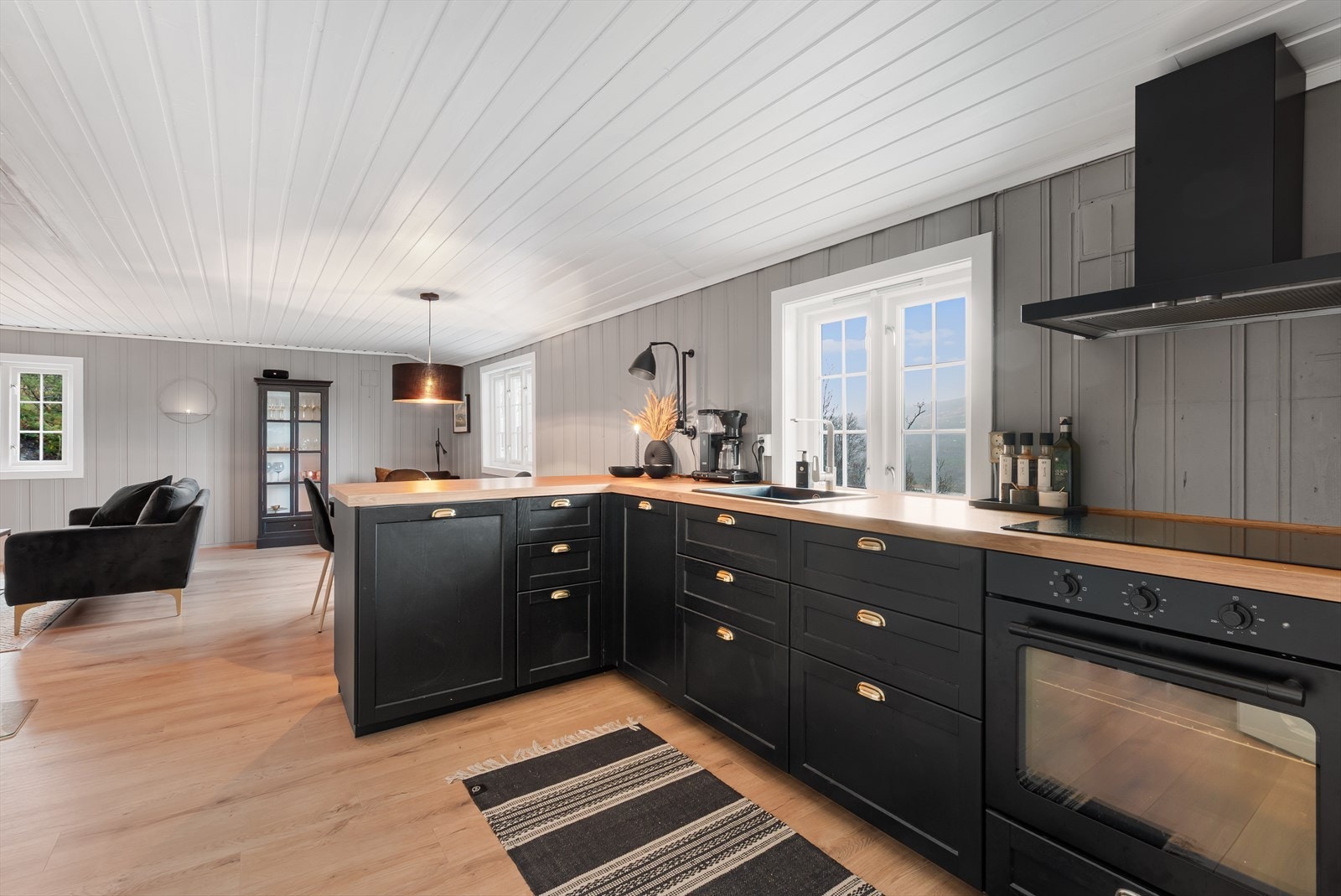 Pent kjøkken med integrerte hvitevarer. Galleribilde