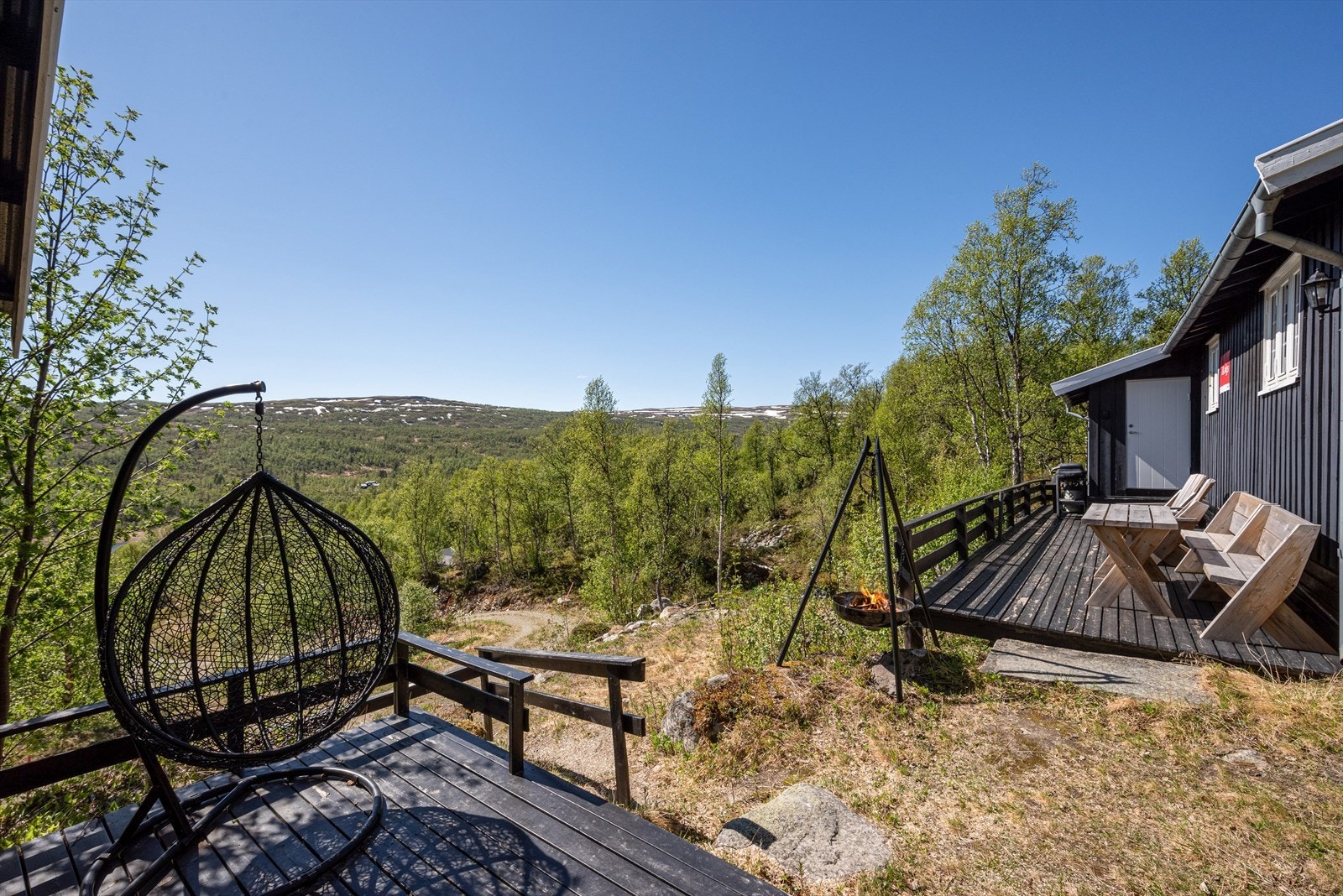 Det er terrasse både foran hytta og ved uthuset. Galleribilde