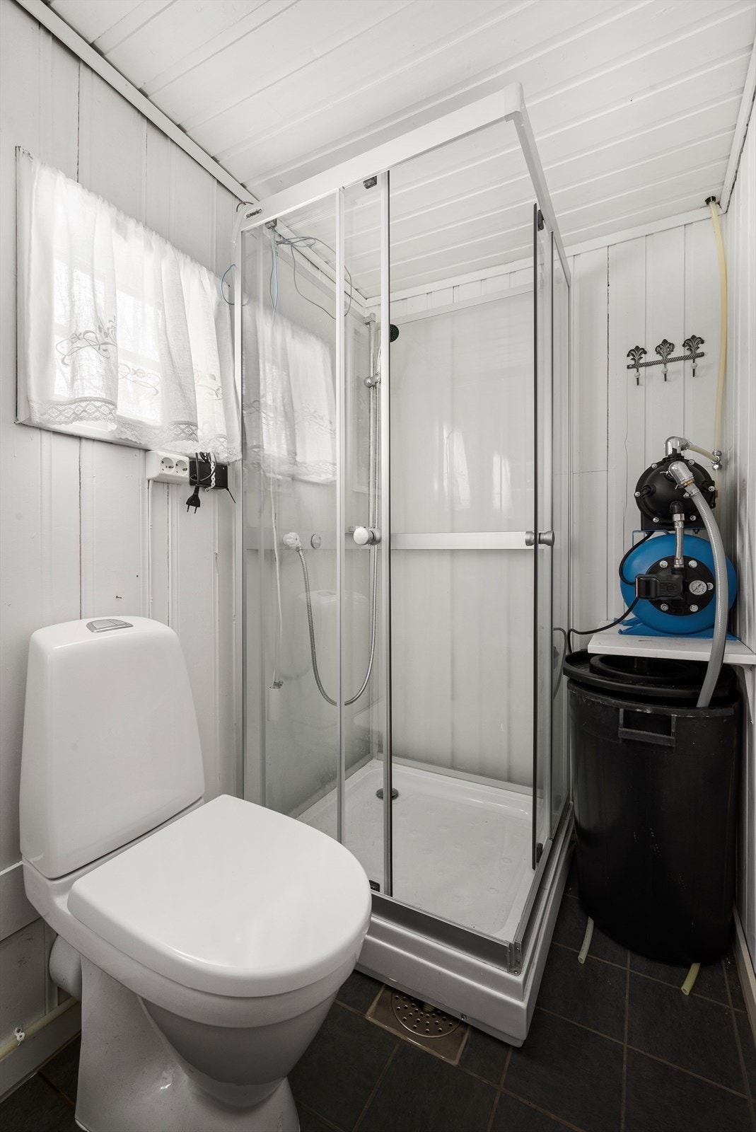 Vann medbringes. Vann fylles i tank og distribueres av vannpumpe. Denne er plassert på badet. Galleribilde