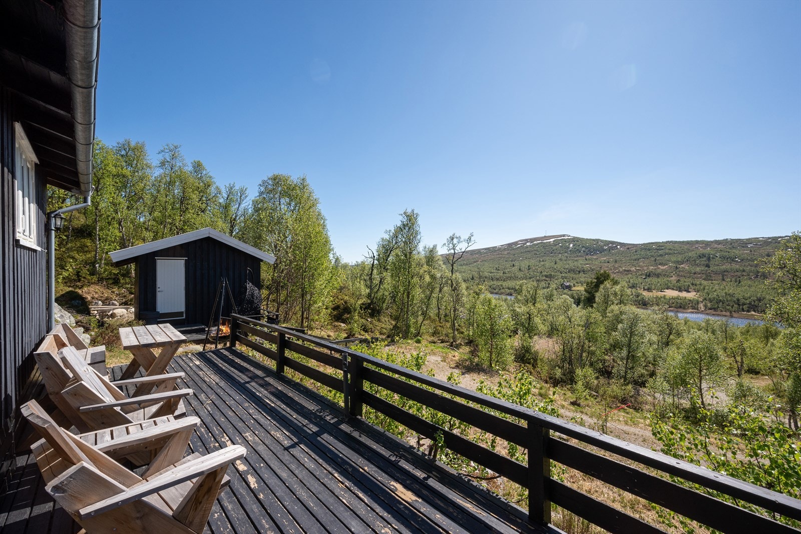 Man har fin utsikt utover dalen. Galleribilde