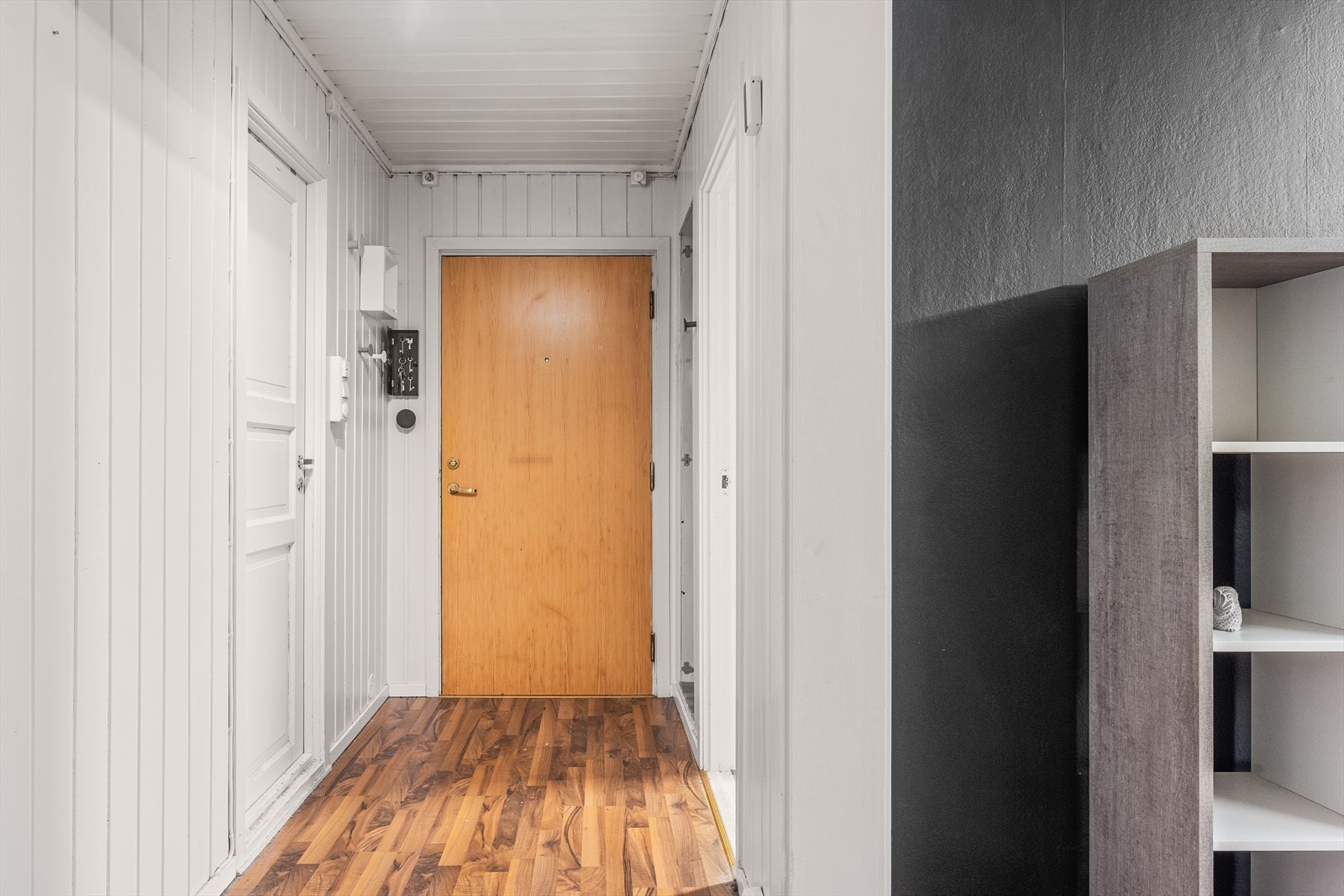 Fra yttergangen kommer inn i en praktisk entré som knytter rommene sammen og er åpen mot stue og kjøkken Galleribilde