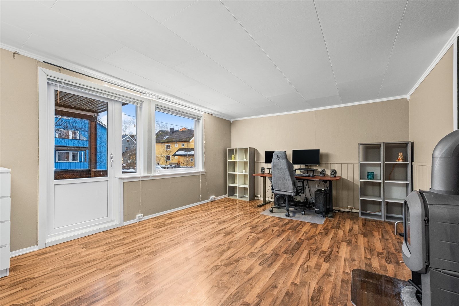 Stuen er innbydende og de gode vindusflatene gjør rommet lyst og luftig Galleribilde