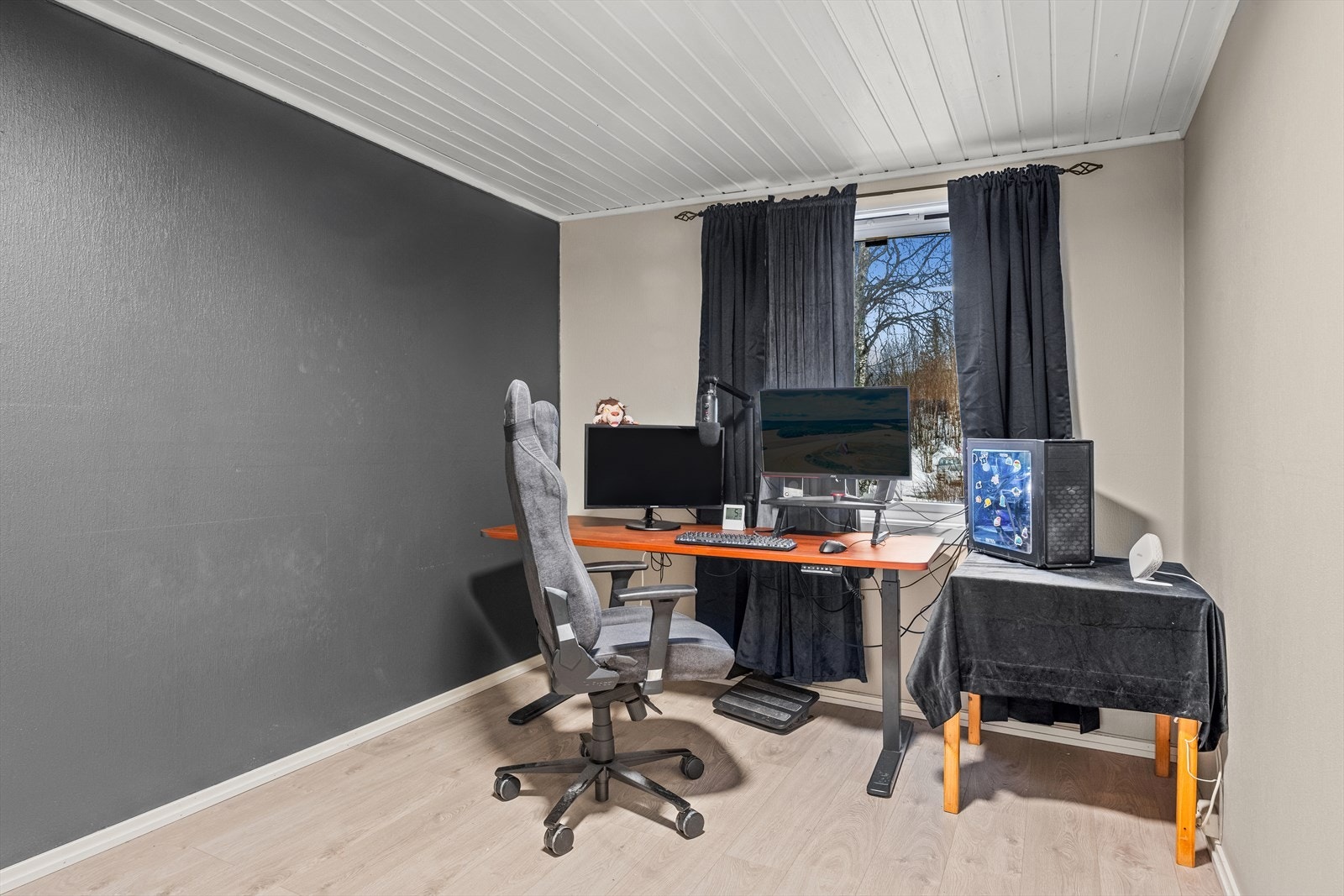 Romslig soverom i god størrelse med plass til dobbeltseng og øvrig soveromsmøblement Galleribilde