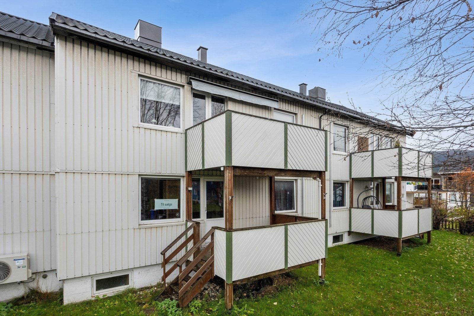 Fra stuen har du tilgang til den overbygde terrassen på ca. 7,2 kvm, med plass til utemøbler. Nedgang til hage. Galleribilde