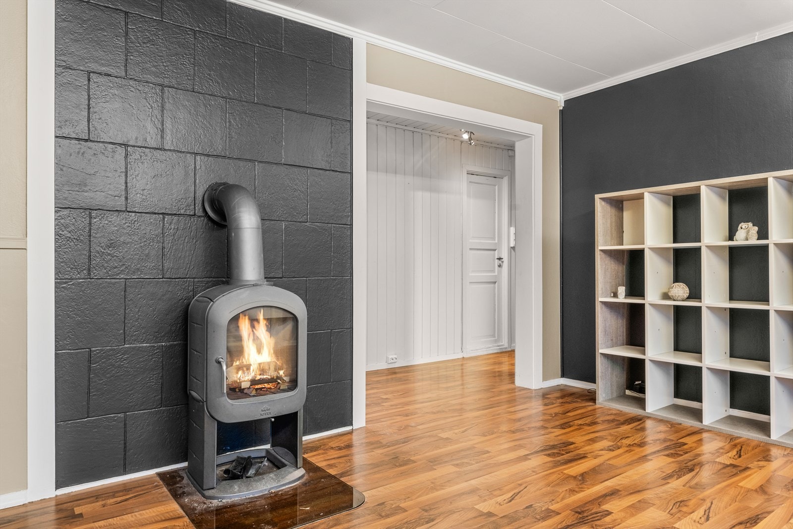 Med vedfyring varmer du enkelt opp leiligheten, selv på kalde vinterdager Galleribilde