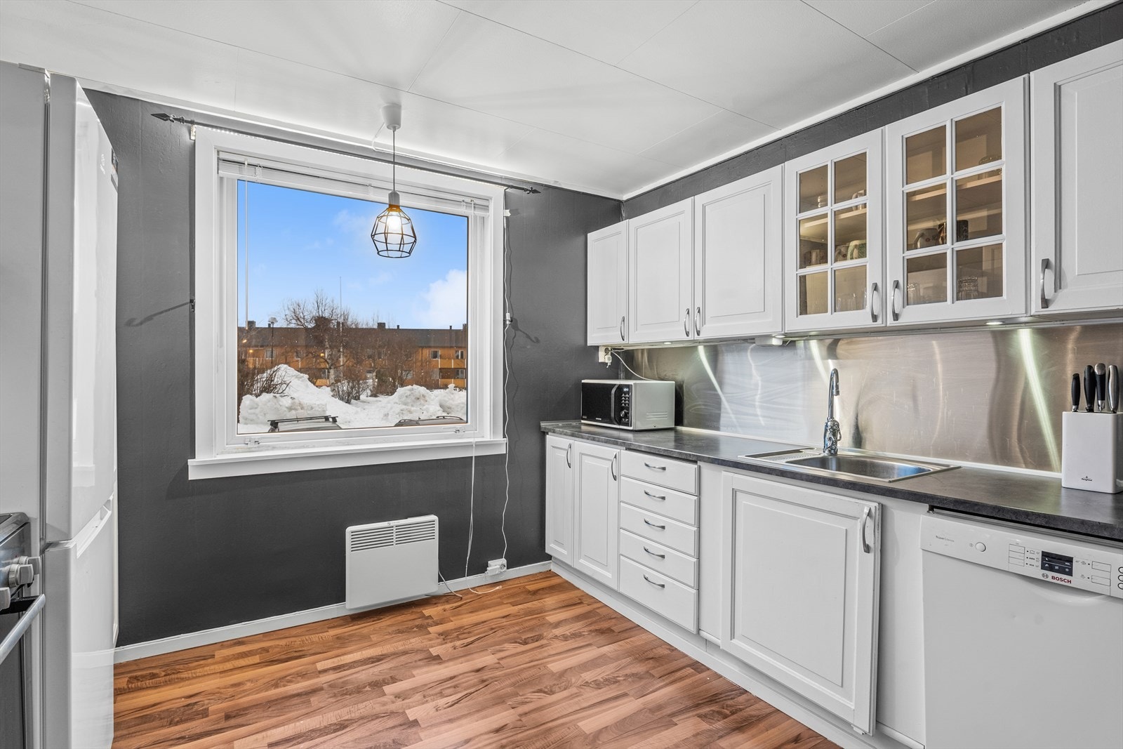 Kjøkkenet er av god størrelse er godt utbygget med skap- og benkeplass samt plass til kjøkkenbord. Galleribilde