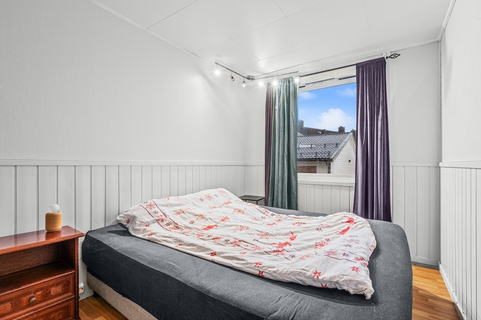 Soverom er noe mindre med plass til seng og møblement Galleribilde