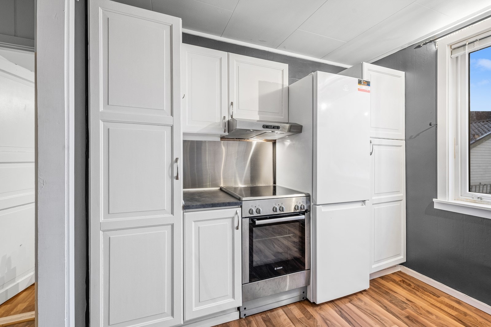 Hvitevarene medfølger og består av komfyr, oppvaskmaskin og kombiskap kjøl/ frys Galleribilde