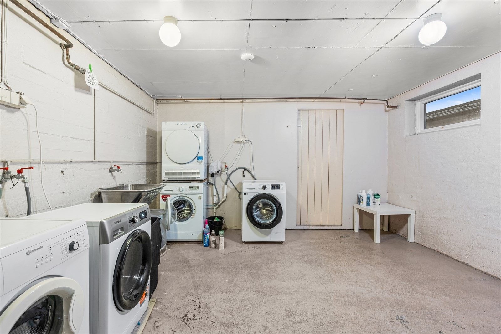 Felles vaskerom i kjeller med plass til egen vaskemaskin. Galleribilde