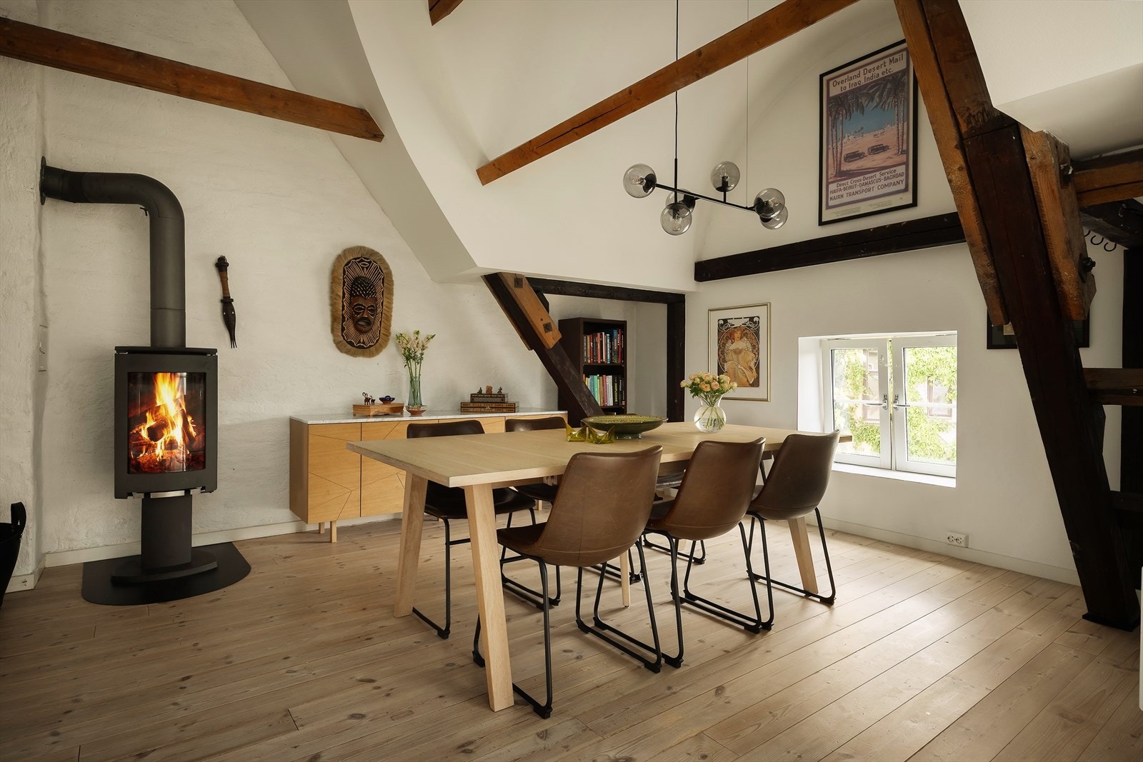 Det er god plass til å samle venner og familie rundt spisebordet Galleribilde