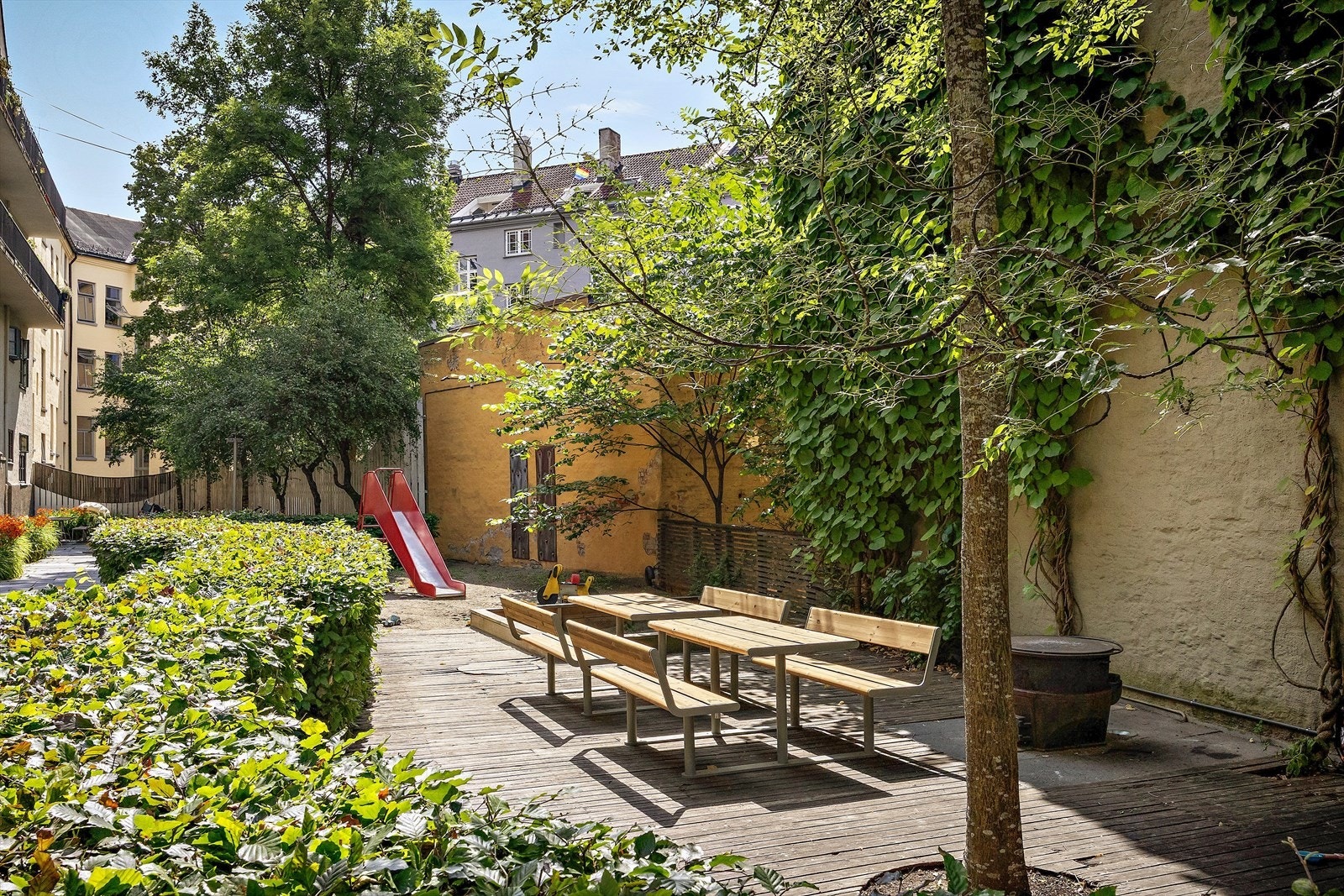 En hyggelig plass for både store og små! Det er lekeplass, sittegrupper, plen og beplantning. Galleribilde