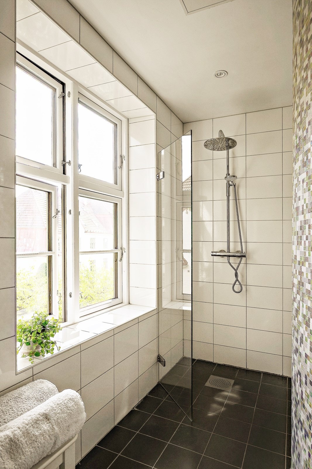 Badet har mekanisk avtrekk og naturlig avtrekk via vindu Galleribilde