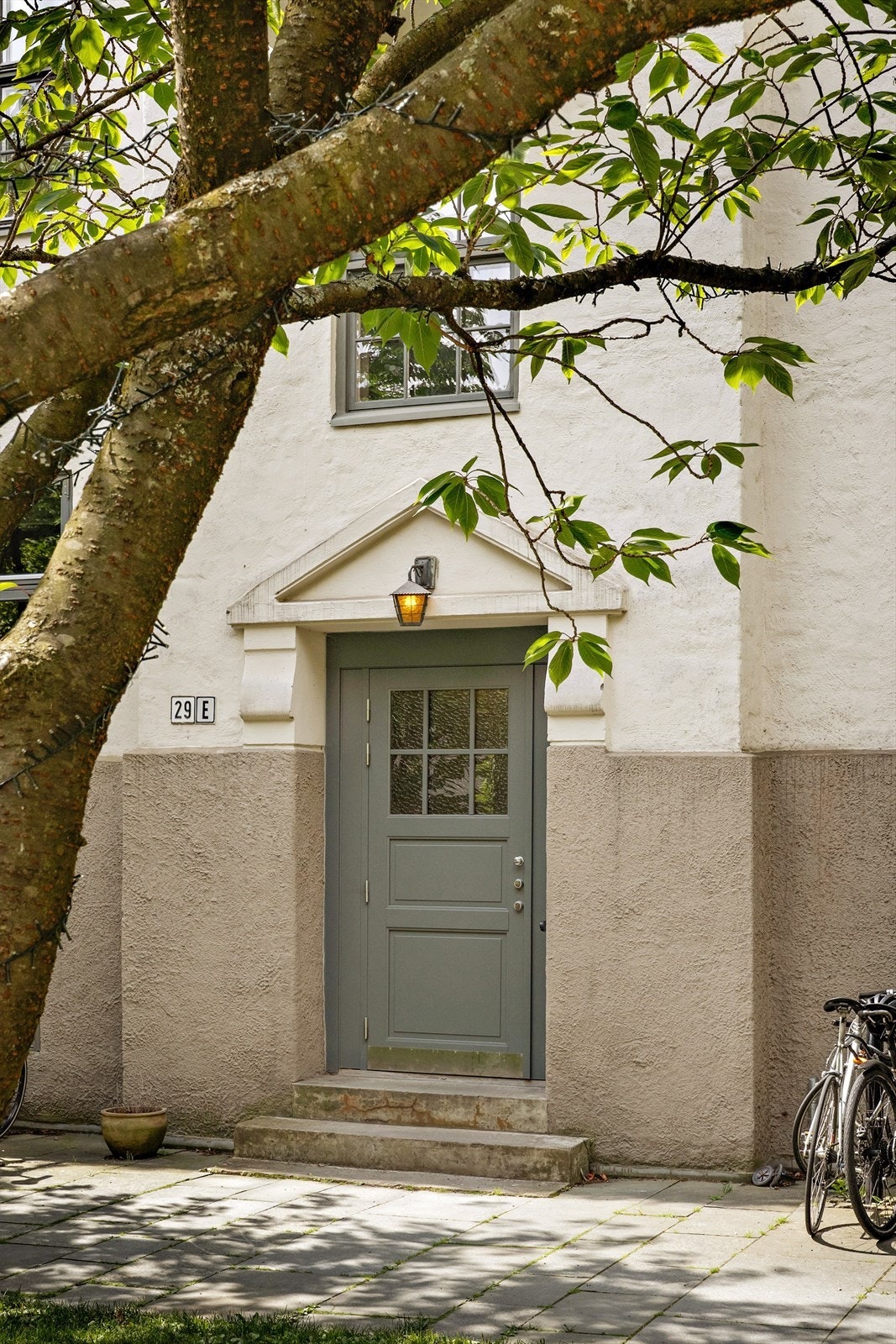 Felles inngangsdør til trappeoppgangen. Inngangen er fra den flotte lukkede bakgården til borettslaget. Galleribilde