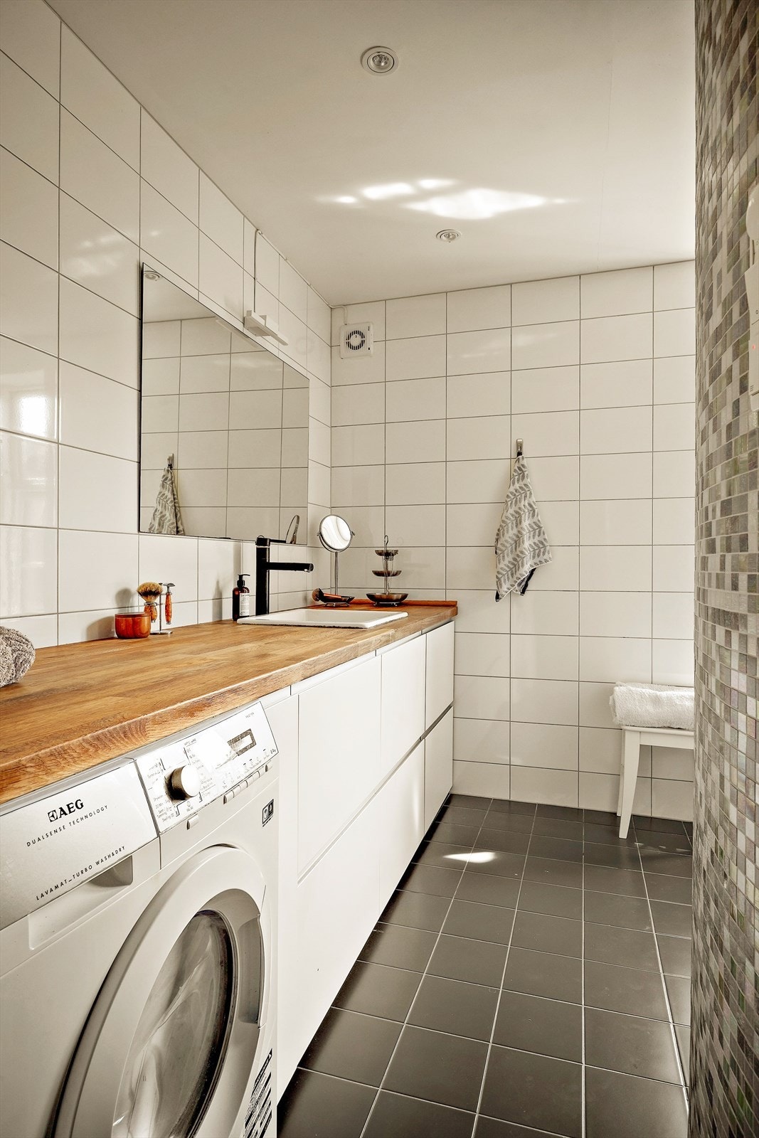 Romslig bad fra 2014 med tidløse fliser, gulvvarme og downlights i taket Galleribilde