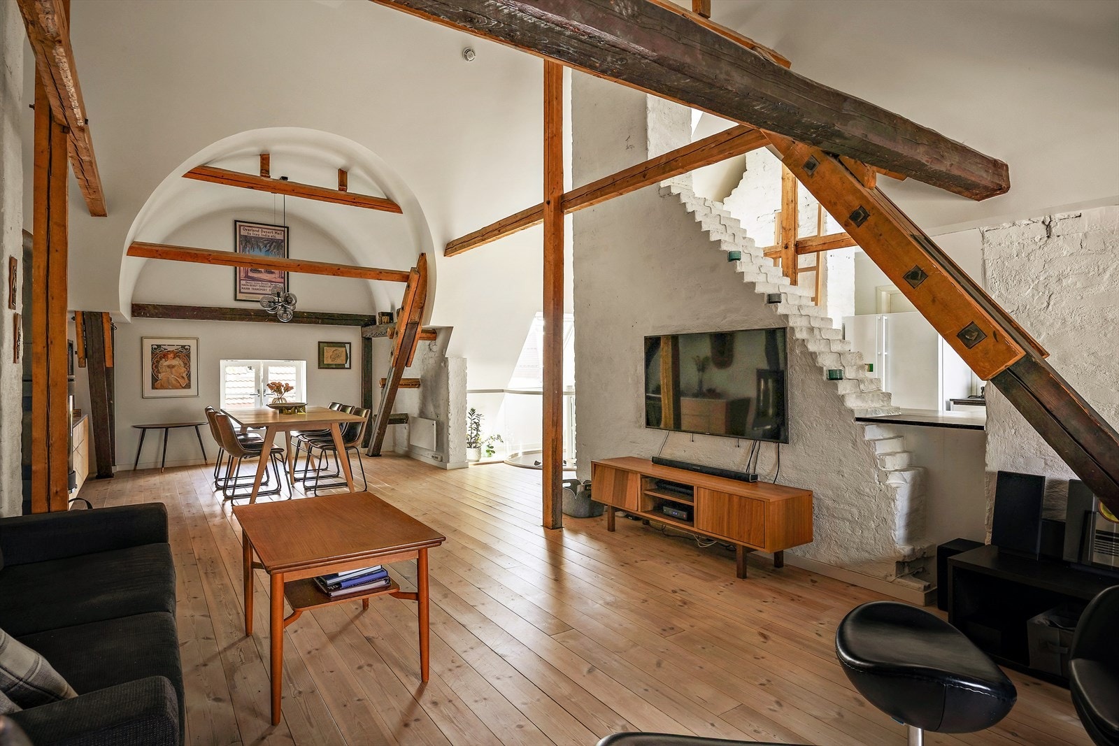 Her får du en rålekker 3-roms loftsleilighet over to plan + hems i klassisk Torshovgård Galleribilde