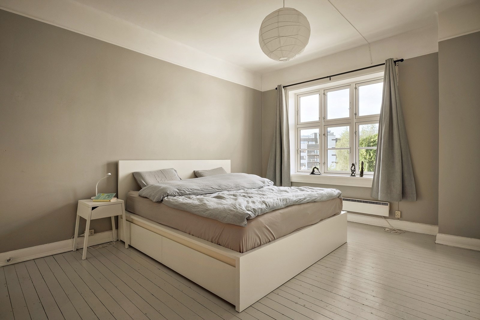 Det romslige hovedsoverommet har plass til både dobbeltseng, garderobeskap og øvrig møblement Galleribilde