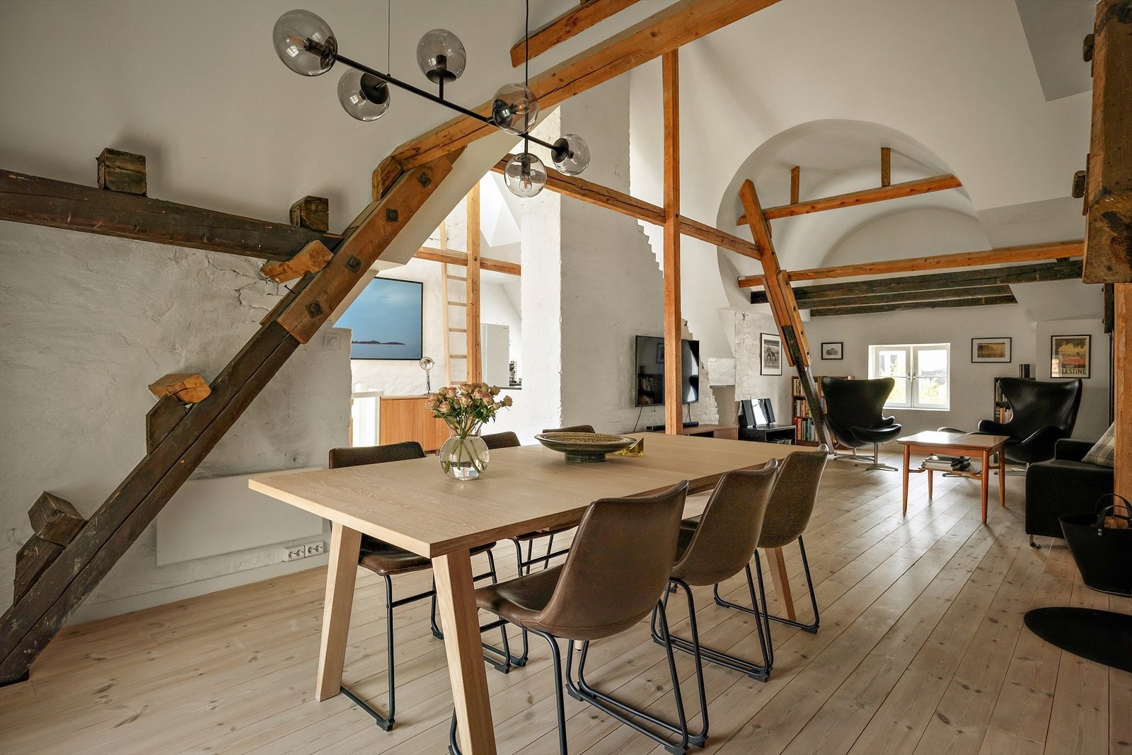 Hyggelig stue med god plass til sofagruppe, tv-møbler og spisebord Galleribilde