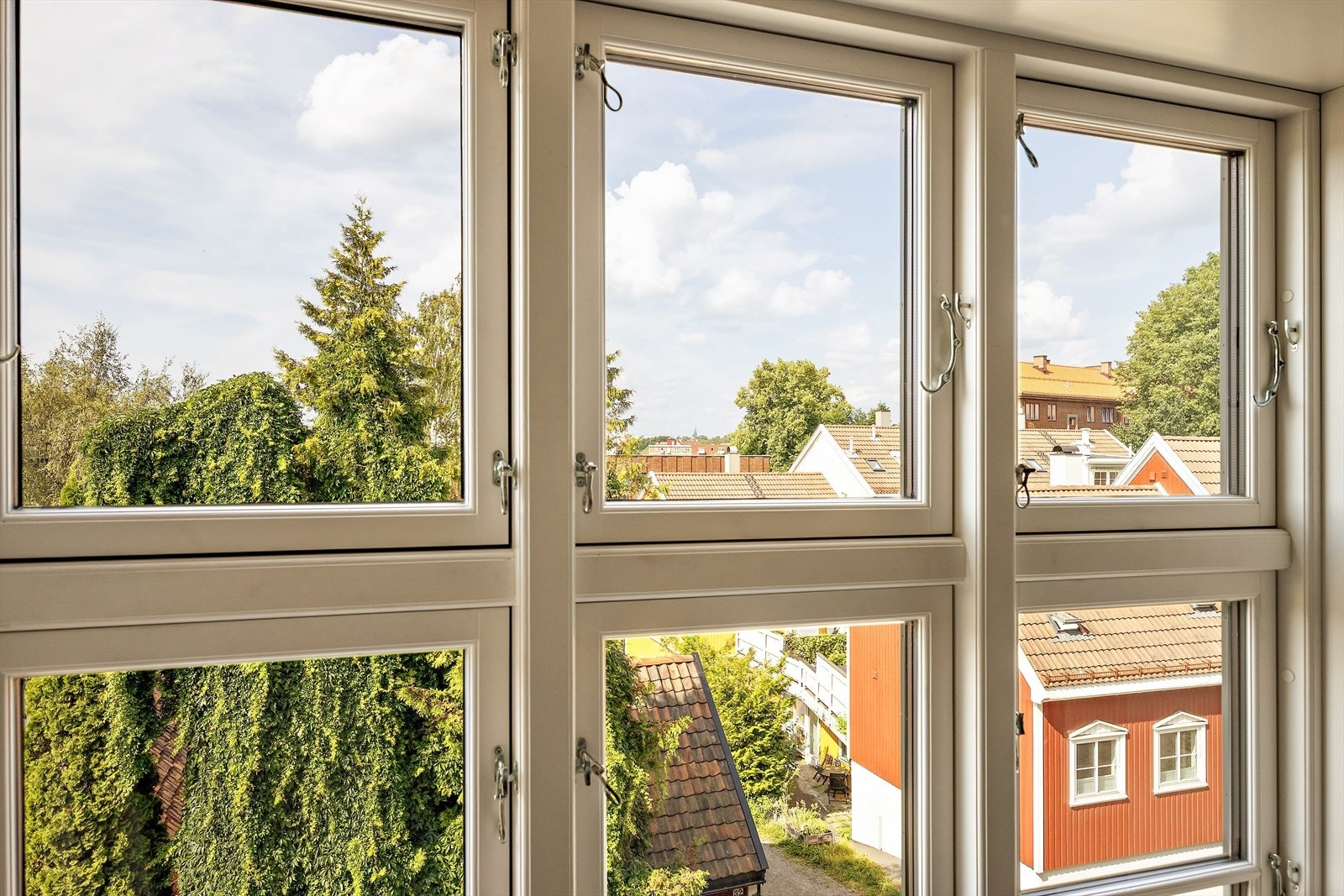 Fin og frodig utsikt utover nærområdet. Store vinduer som slipper inn godt med lys. Galleribilde