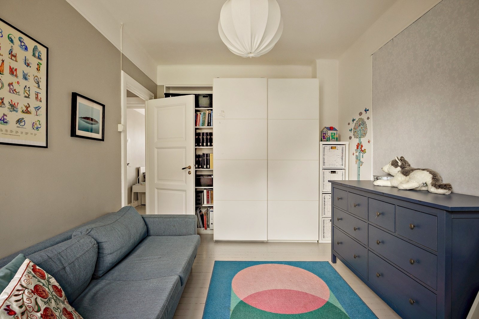 Rommet har plass til både dobbeltseng og garderobeløsning, og den nøytrale stilen gjør det enkelt å tilpasse etter behov. Galleribilde