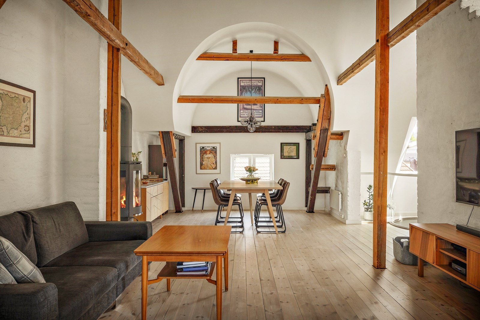 Den gode takhøyden gir en romslig følelse, og planløsningen gir mange muligheter for møblering etter eget ønske Galleribilde