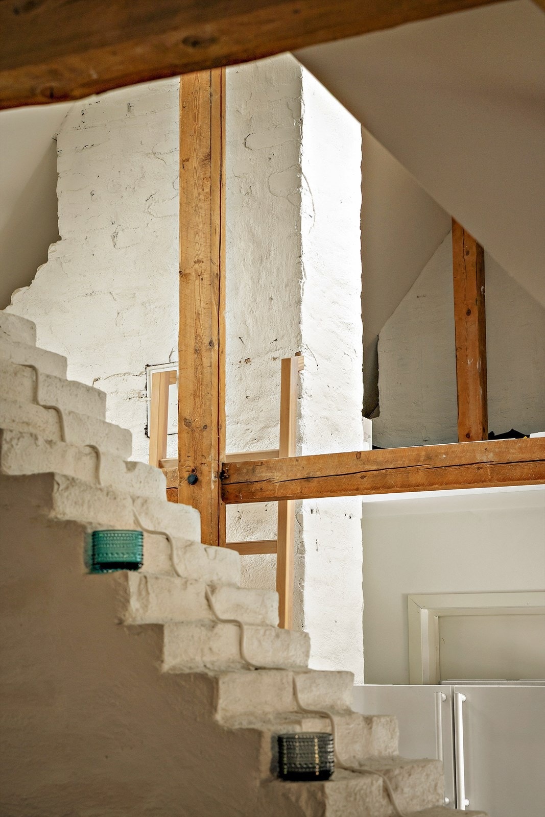 Hele leiligheten er malt i lyse og delikate fargetoner Galleribilde