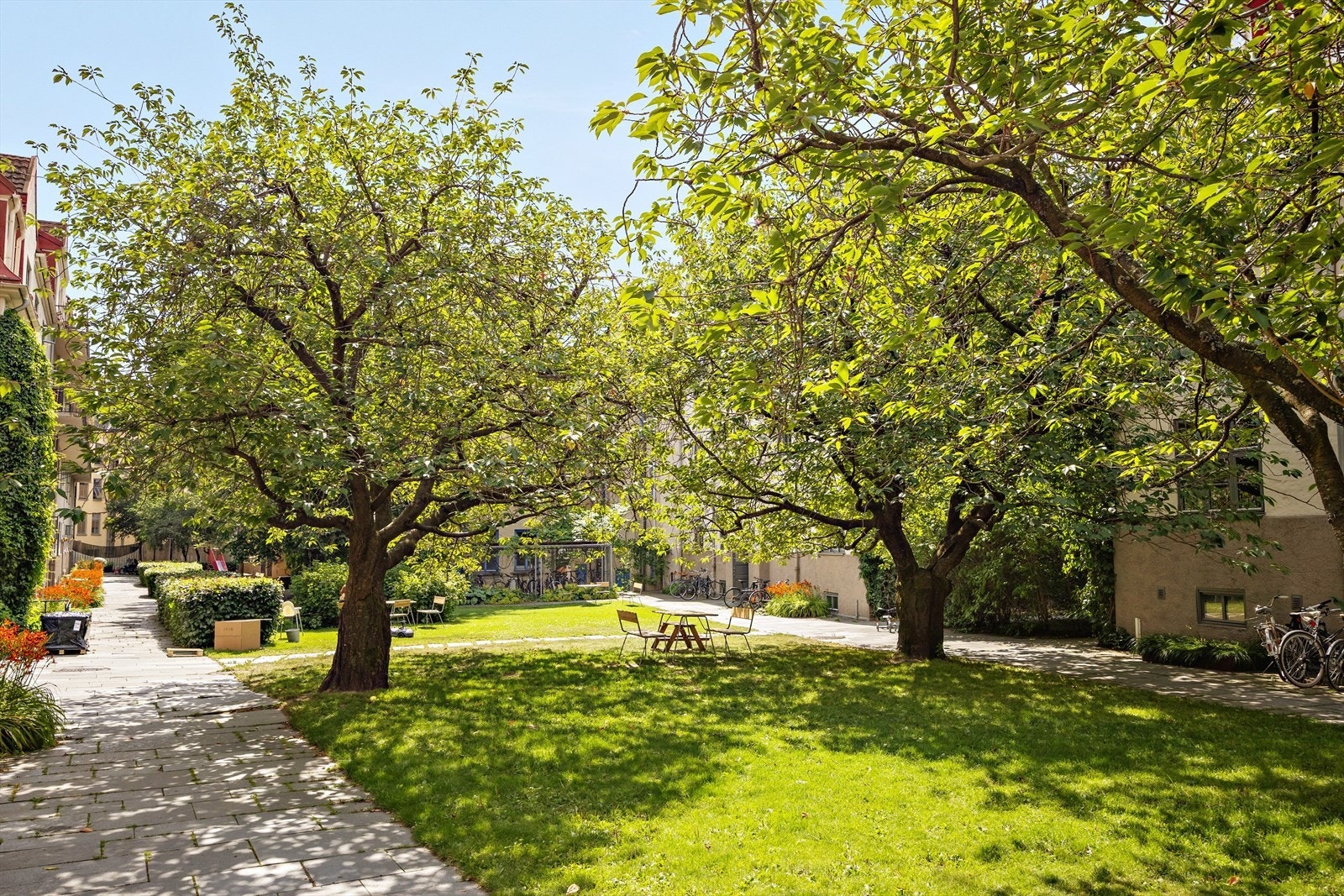 Pent opparbeidet felles bakgård som oppleves som en lukket park til stor glede for beboerne i borettslaget. Galleribilde